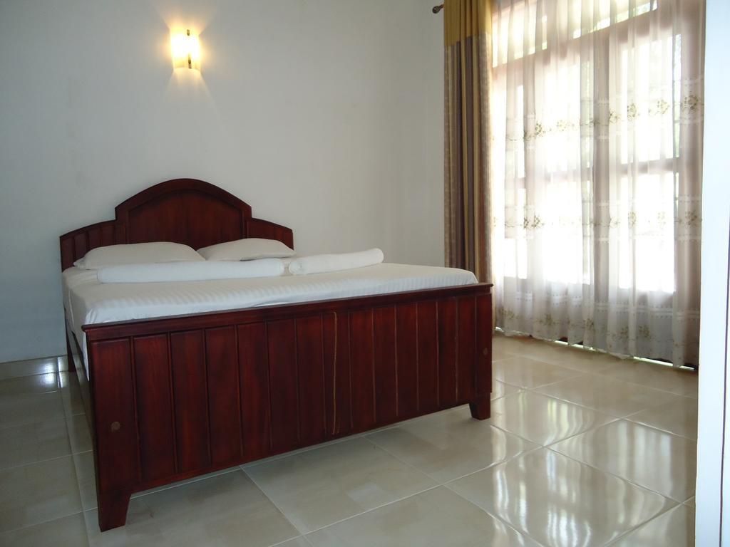 Hotel T&T Anuradhapura Zimmer foto