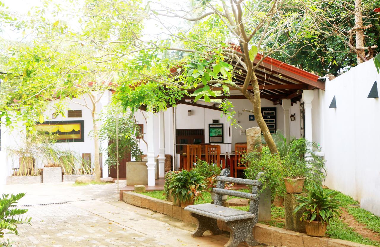 Hotel T&T Anuradhapura Exterior foto